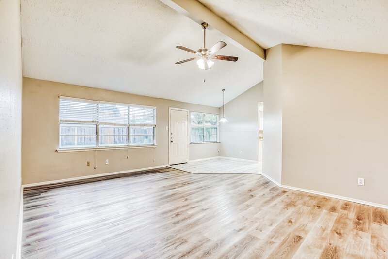 2,150/Mo, 20115 Woodhall Ln Humble, TX 77338 Living Room View 2