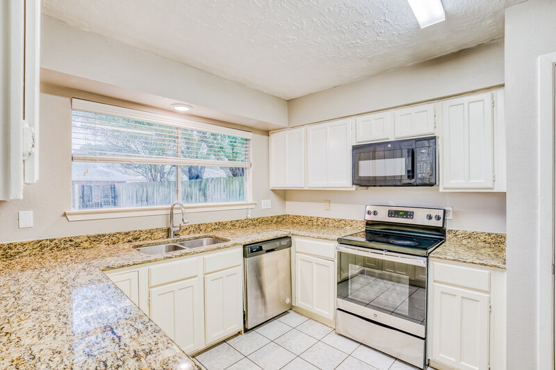 2,150/Mo, 20115 Woodhall Ln Humble, TX 77338 Kitchen View