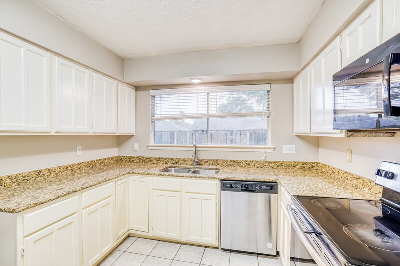 2,150/Mo, 20115 Woodhall Ln Humble, TX 77338 Kitchen View 2
