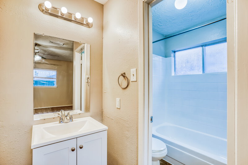 2,150/Mo, 20115 Woodhall Ln Humble, TX 77338 Main Bathroom View