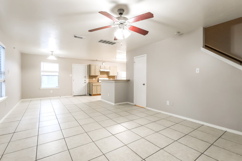 1,545/Mo, 21243 Linden House Ct Humble, TX 77338 Living Room View 2