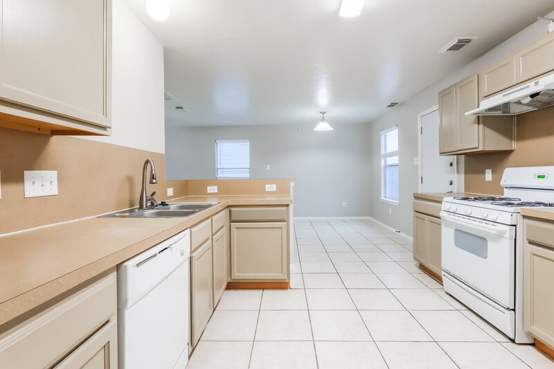 1,545/Mo, 21243 Linden House Ct Humble, TX 77338 Kitchen View 2