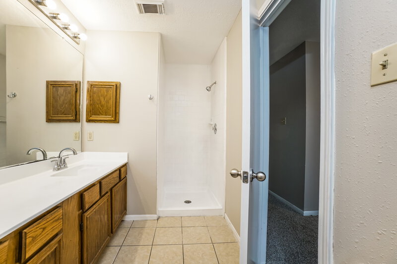 0/Mo, 8215 Burnt Ash Dr Humble, TX 77338 Main Bathroom View
