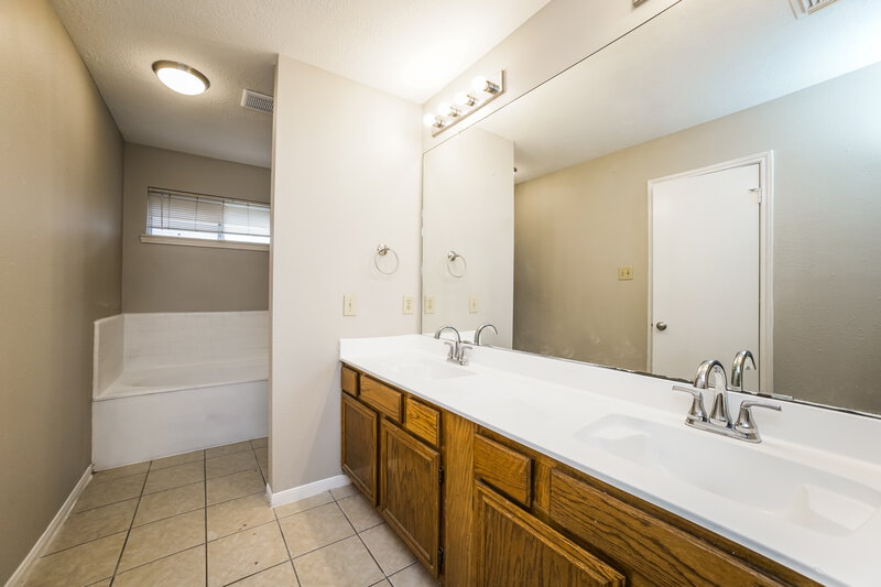 0/Mo, 8215 Burnt Ash Dr Humble, TX 77338 Main Bathroom View 2