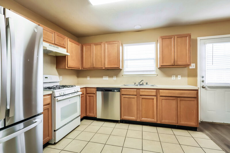 1,800/Mo, 21211 Linden House Ct Humble, TX 77338 Kitchen View 2