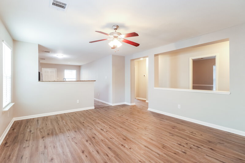 1,550/Mo, 21610 Forest Light Ct Humble, TX 77338 Living Room View 2