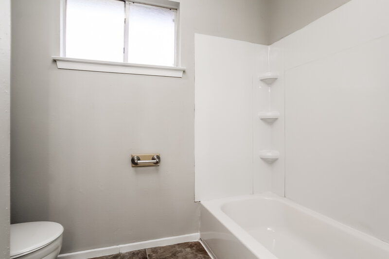 2,440/Mo, 7314 Pine Bower Ct Humble, TX 77346 Main Bathroom View