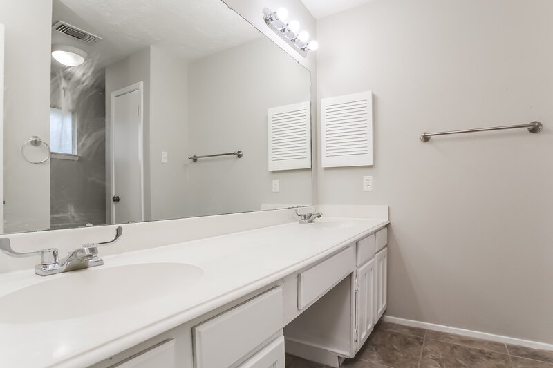 2,440/Mo, 7314 Pine Bower Ct Humble, TX 77346 Main Bathroom View 2