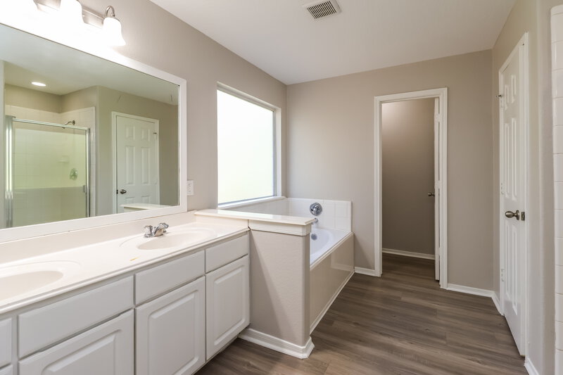 2,215/Mo, 12115 Landsdown Ridge Way Humble, TX 77346 Main Bathroom View