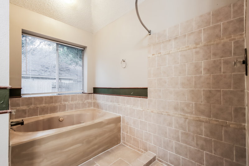 1,755/Mo, 19511 Atascocita Shores Dr Humble, TX 77346 Main Bathroom View 2