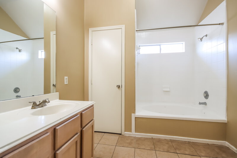 1,900/Mo, 2610 Heatherknoll Dr Spring, TX 77373 Main Bathroom View