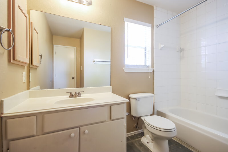 1,900/Mo, 2610 Heatherknoll Dr Spring, TX 77373 Bathroom View