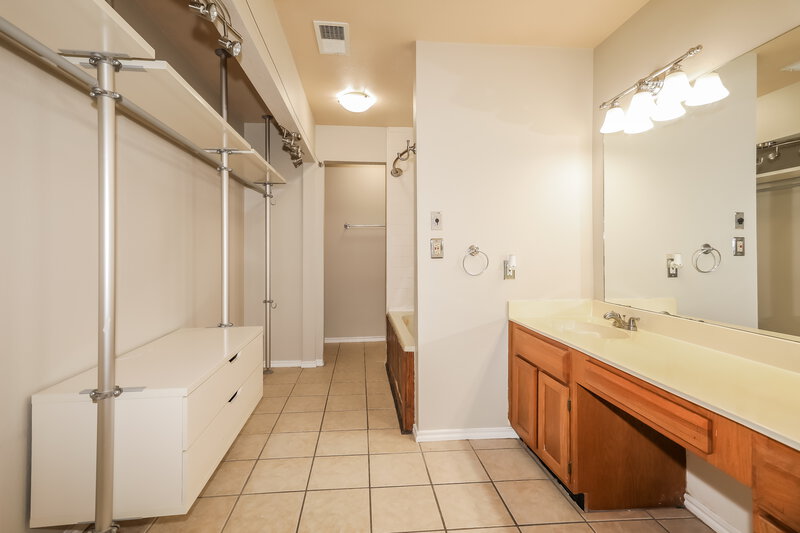 0/Mo, 2502 Loyanne Dr Spring, TX 77373 Main Bathroom View