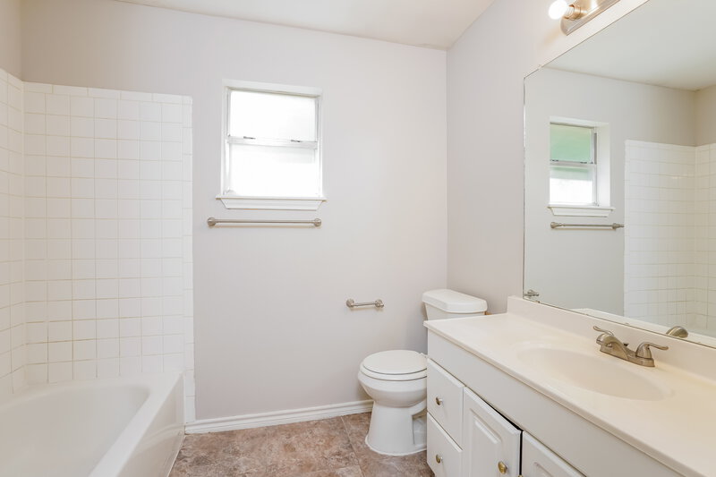 0/Mo, 23619 Summer Pine Dr Spring, TX 77373 Main Bathroom View