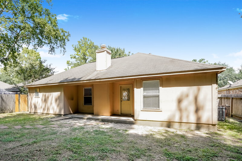 0/Mo, 23619 Summer Pine Dr Spring, TX 77373 Rear View