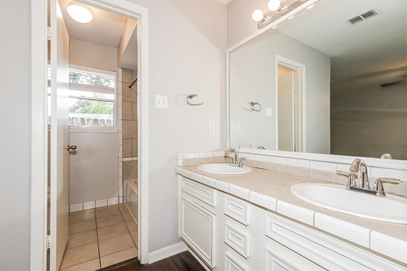 1,555/Mo, 23127 Briarcreek Blvd Spring, TX 77373 Main Bathroom View