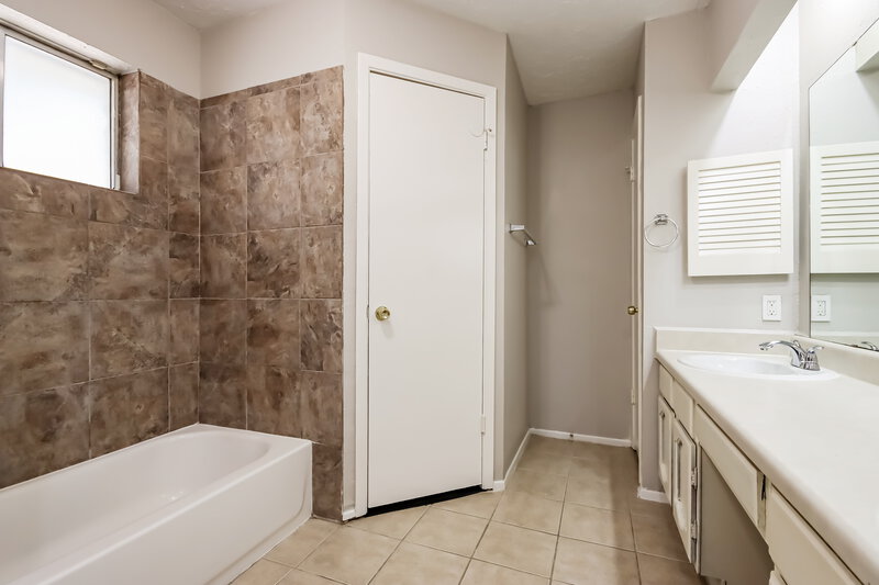 1,660/Mo, 6115 Fallengate Dr Spring, TX 77373 Main Bathroom View