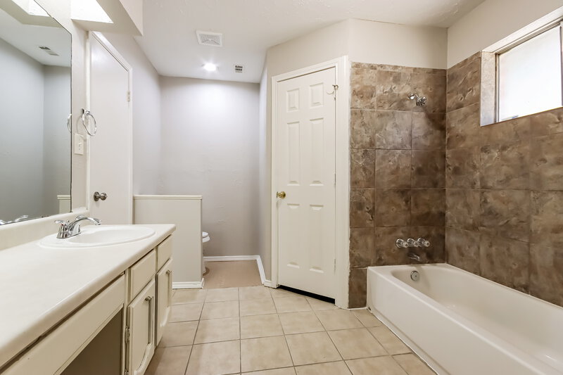 1,660/Mo, 6115 Fallengate Dr Spring, TX 77373 Main Bathroom View 2