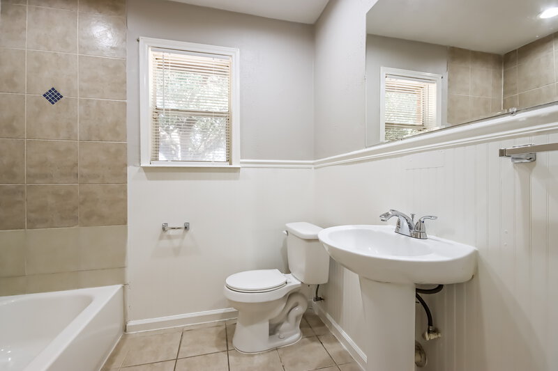 1,660/Mo, 6115 Fallengate Dr Spring, TX 77373 Bathroom View