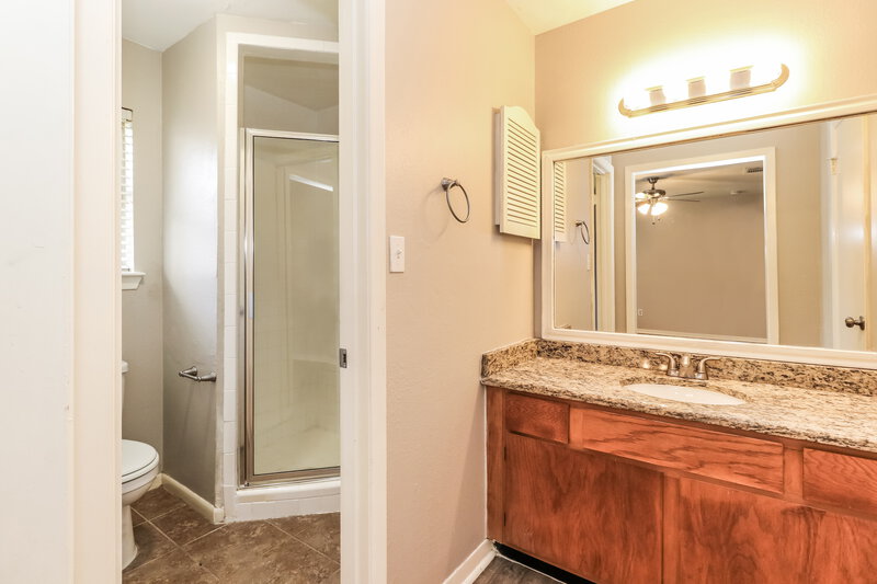 1,735/Mo, 23015 Bridgewater Dr Spring, TX 77373 Main Bathroom View