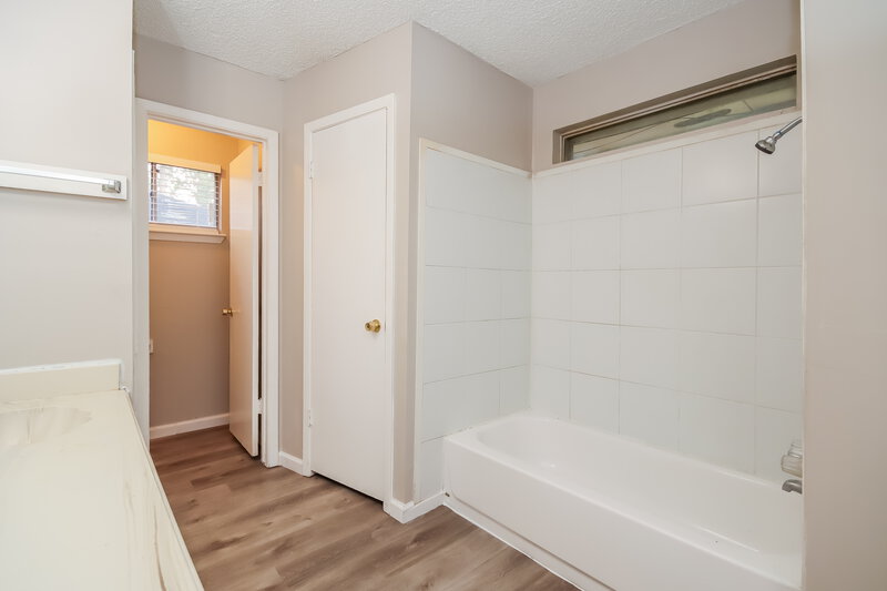 1,885/Mo, 5215 Sweetwind Ln Spring, TX 77373 Main Bathroom View