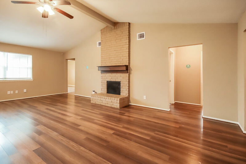 0/Mo, 5027 Monteith Dr Spring, TX 77373 Living Room View 2