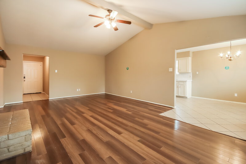 0/Mo, 5027 Monteith Dr Spring, TX 77373 Living Room View 3