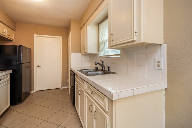 0/Mo, 5027 Monteith Dr Spring, TX 77373 Kitchen View 2