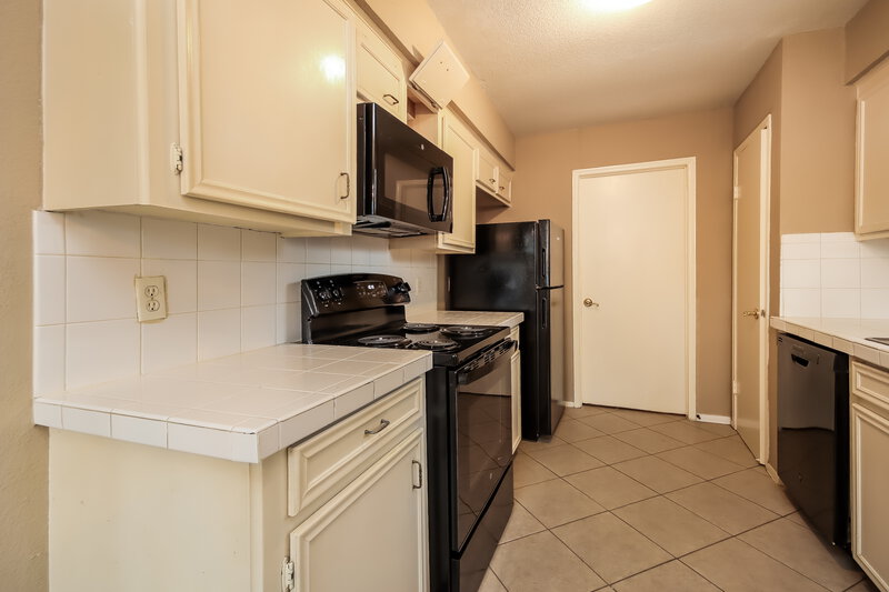 0/Mo, 5027 Monteith Dr Spring, TX 77373 Kitchen View 3
