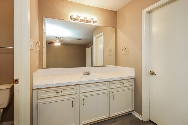 0/Mo, 5027 Monteith Dr Spring, TX 77373 Main Bathroom View