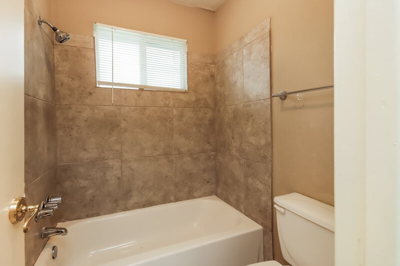 0/Mo, 5027 Monteith Dr Spring, TX 77373 Main Bathroom View 2