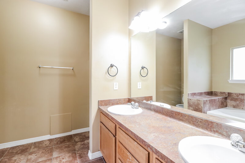 1,700/Mo, 10239 Berry Hill Ln Tomball, TX 77375 Main Bathroom View