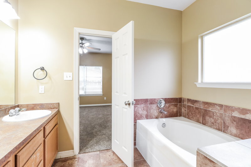 1,700/Mo, 10239 Berry Hill Ln Tomball, TX 77375 Main Bathroom View 2