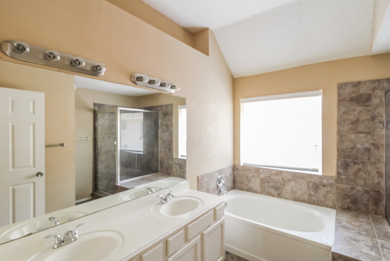 2,280/Mo, 16830 Goodfield Ct Spring, TX 77379 Main Bathroom View