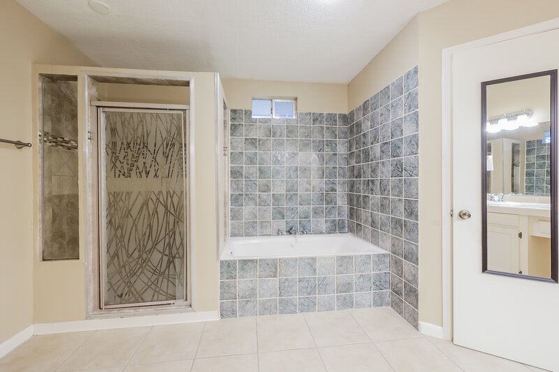 1,950/Mo, 4466 W Cypress Villas Dr Spring, TX 77379 Main Bathroom View