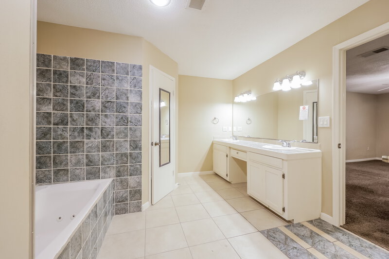 1,950/Mo, 4466 W Cypress Villas Dr Spring, TX 77379 Main Bathroom View 2