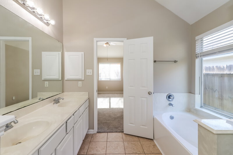 1,960/Mo, 21807 Cascade Hollow Ln Spring, TX 77379 Main Bathroom View 2