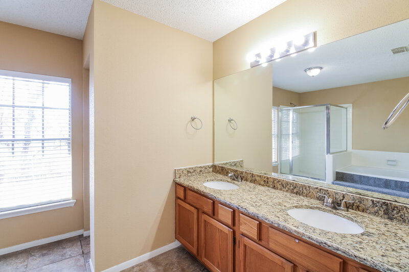 2,310/Mo, 16927 Kettle Creek Dr Spring, TX 77379 Main Bathroom View
