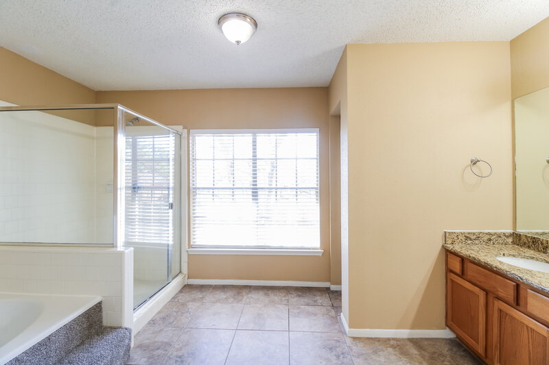 2,310/Mo, 16927 Kettle Creek Dr Spring, TX 77379 Main Bathroom View 2
