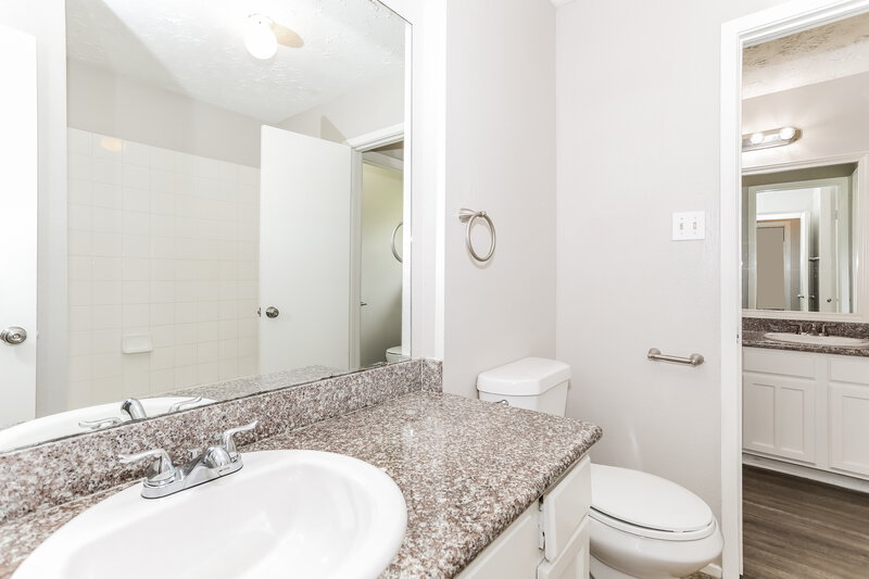 0/Mo, 21102 Fernhollow Ln Spring, TX 77388 Main Bathroom View