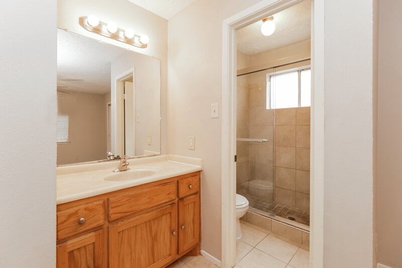1,660/Mo, 21002 Ironcrest Ln Spring, TX 77388 Main Bathroom View