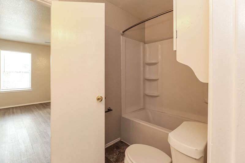 1,795/Mo, 5002 Roth Forest Ln Spring, TX 77389 Main Bathroom View 2