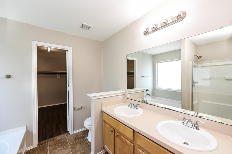 2,345/Mo, 1715 Wooded Acres Dr Humble, TX 77396 Main Bathroom View