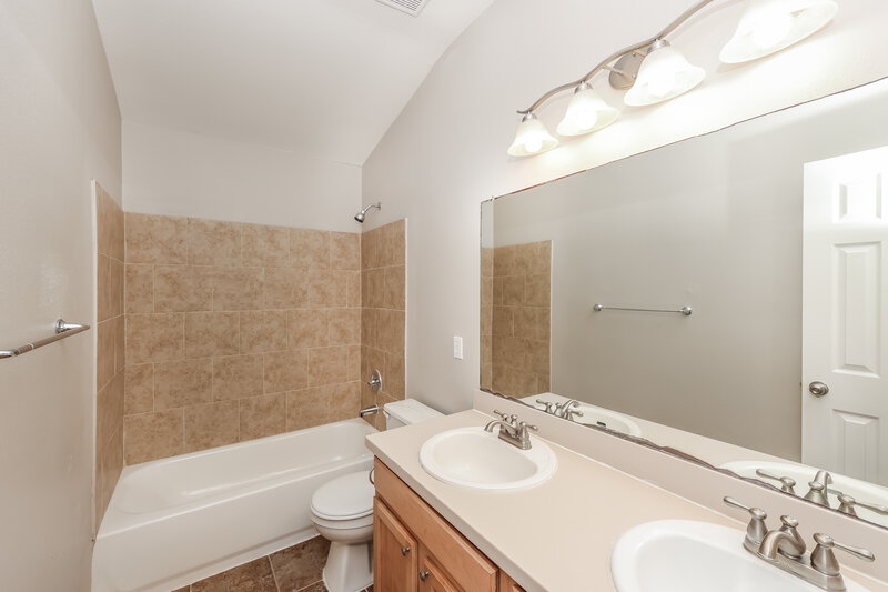 2,345/Mo, 1715 Wooded Acres Dr Humble, TX 77396 Bathroom View