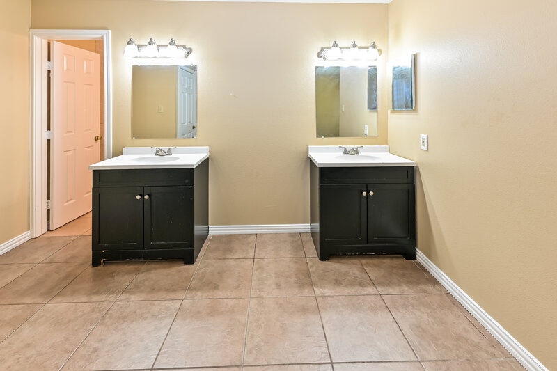 1,895/Mo, 7310 Roadrunner Ln Humble, TX 77396 Main Bathroom View