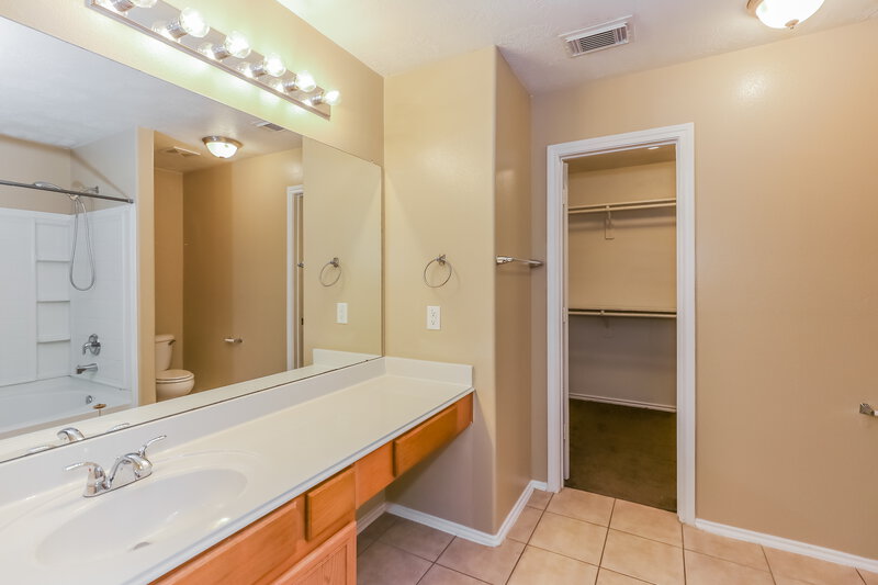 2,005/Mo, 15115 Roche Rock Dr Humble, TX 77396 Main Bathroom View