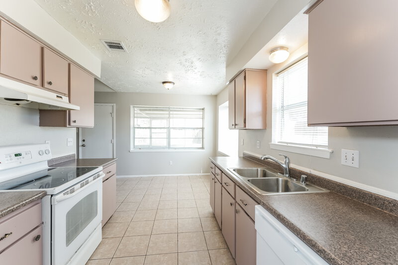 2,680/Mo, 15218 Heron Park Dr Humble, TX 77396 Kitchen View 2