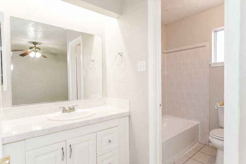 2,680/Mo, 15218 Heron Park Dr Humble, TX 77396 Main Bathroom View