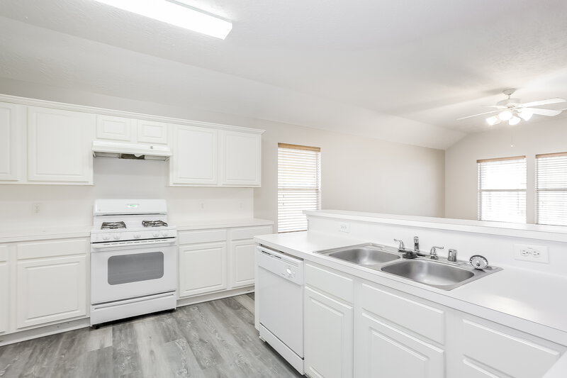 0/Mo, 11410 Moonlight Ridge Dr Humble, TX 77396 Kitchen View 2
