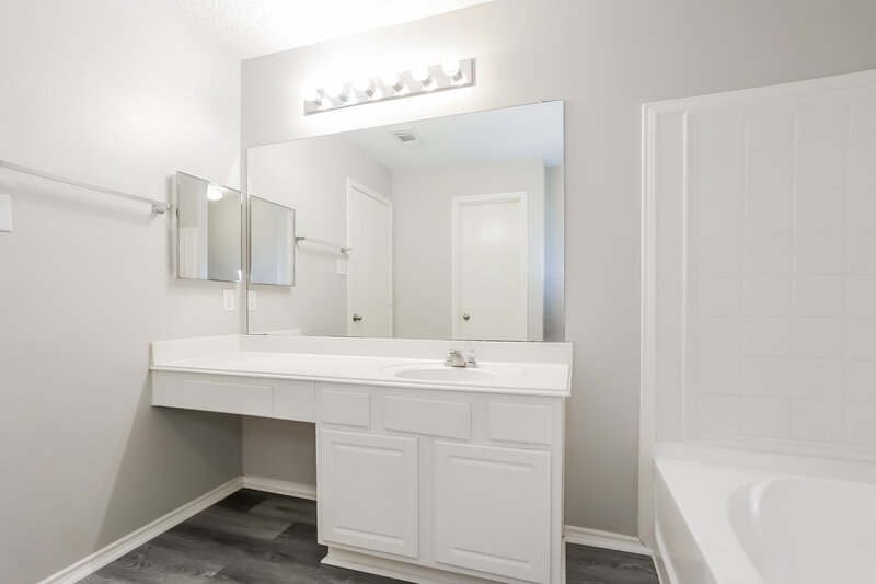 0/Mo, 11410 Moonlight Ridge Dr Humble, TX 77396 Main Bathroom View 2